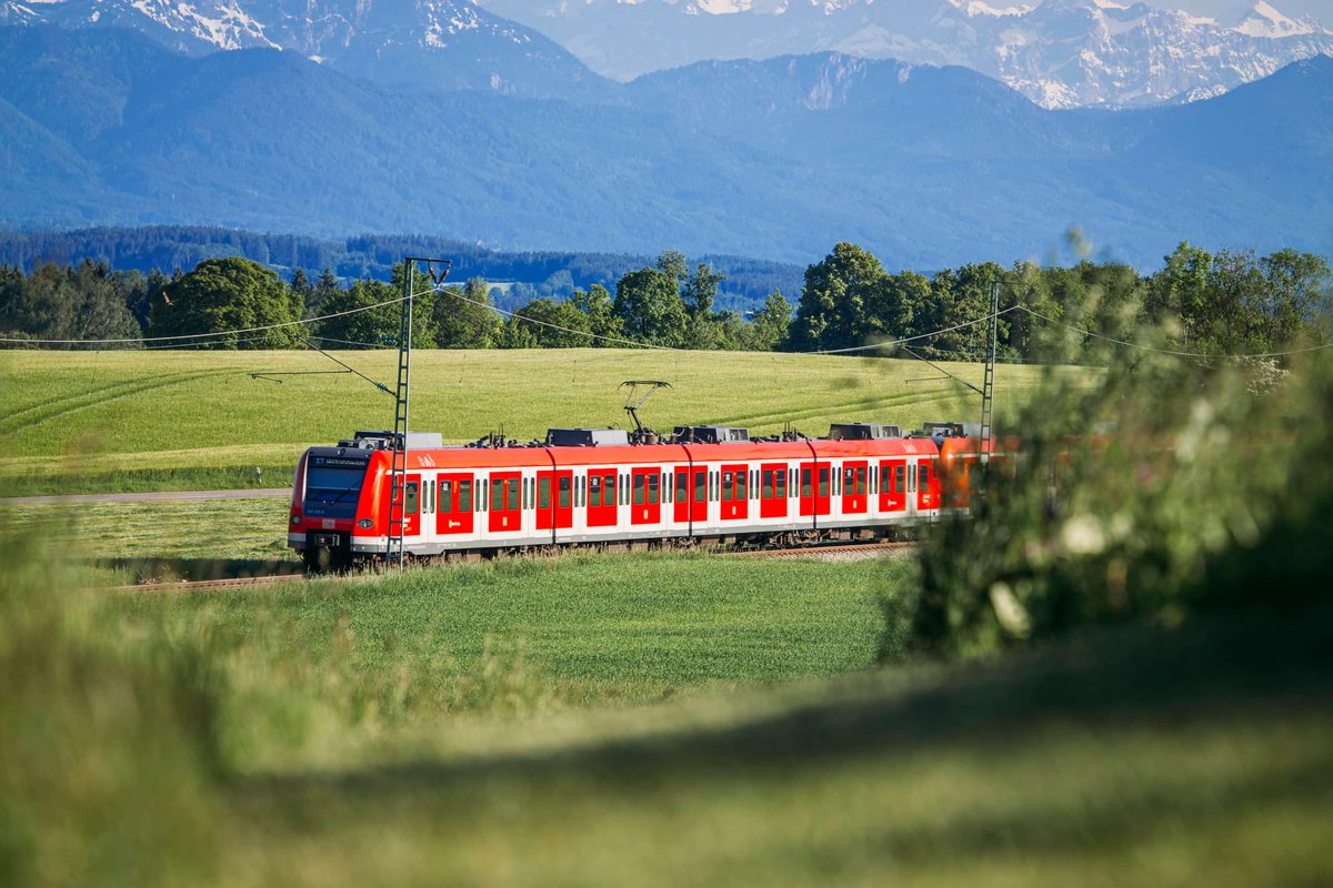 S-Bahn fährt durch das Münchner Umland bei Schäftlarn