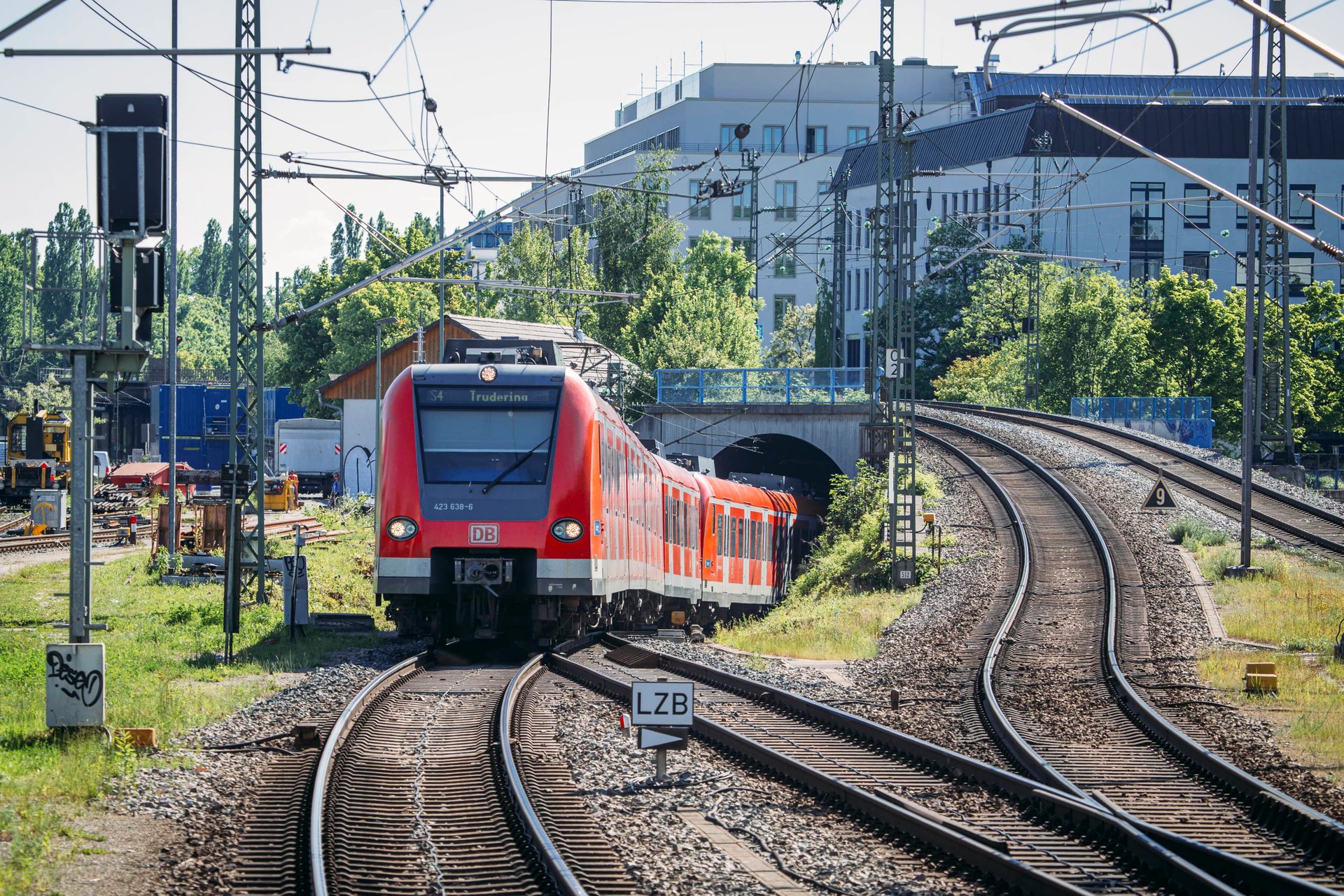 Eine S-Bahn fährt aus dem Stammstreckentunnel Richtung Ostbahnhof
