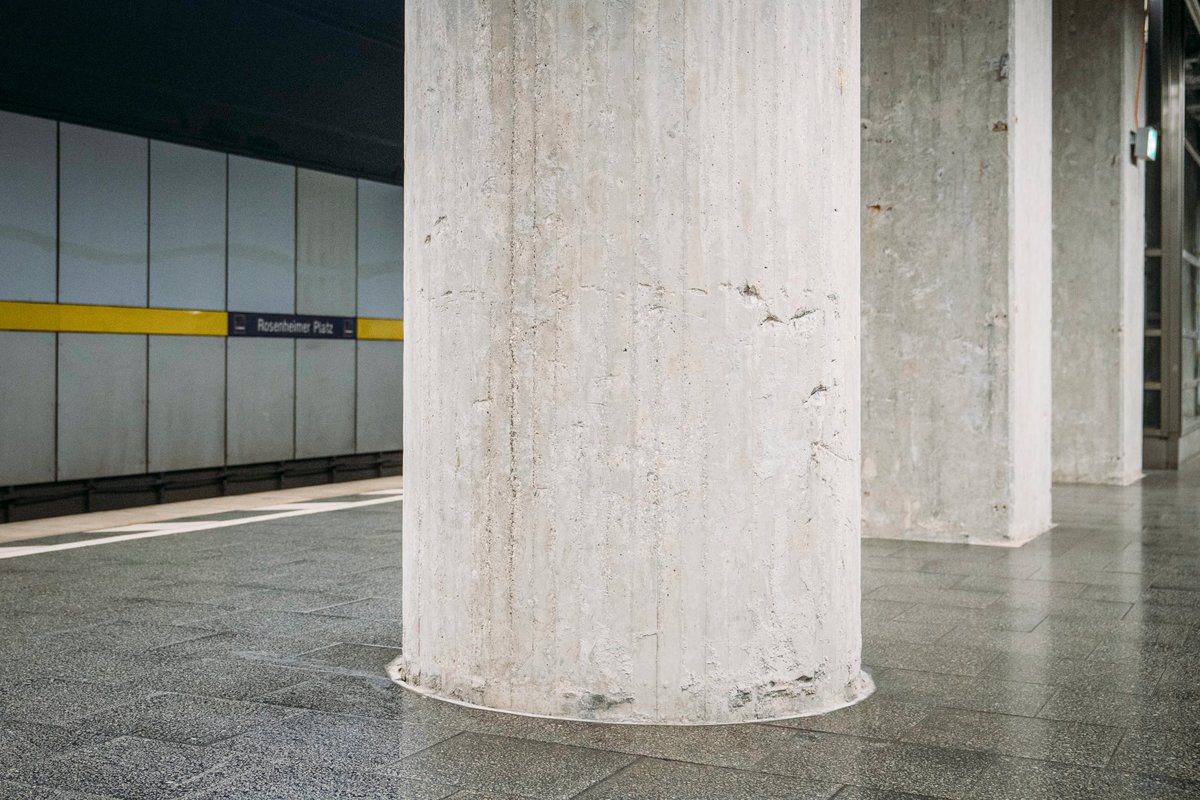 Säule am Bahnhof Rosenheimer Platz in München während der Bauarbeiten