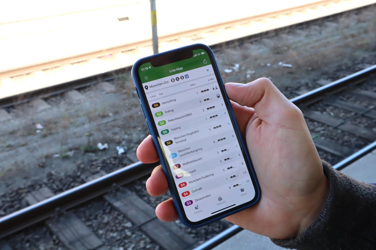Person nutzt die Live Map Abfahrtstafel in der München Navigator App