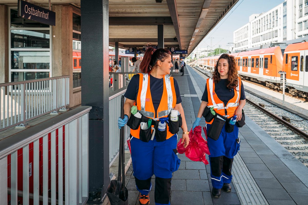 Zwei Mitarbeiterinnen des mobilen Reinigungsteams am Bahnsteig