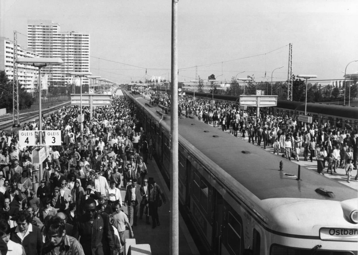 Historisches Bild einer S-Bahn 1972 am Olympia Bahnhof