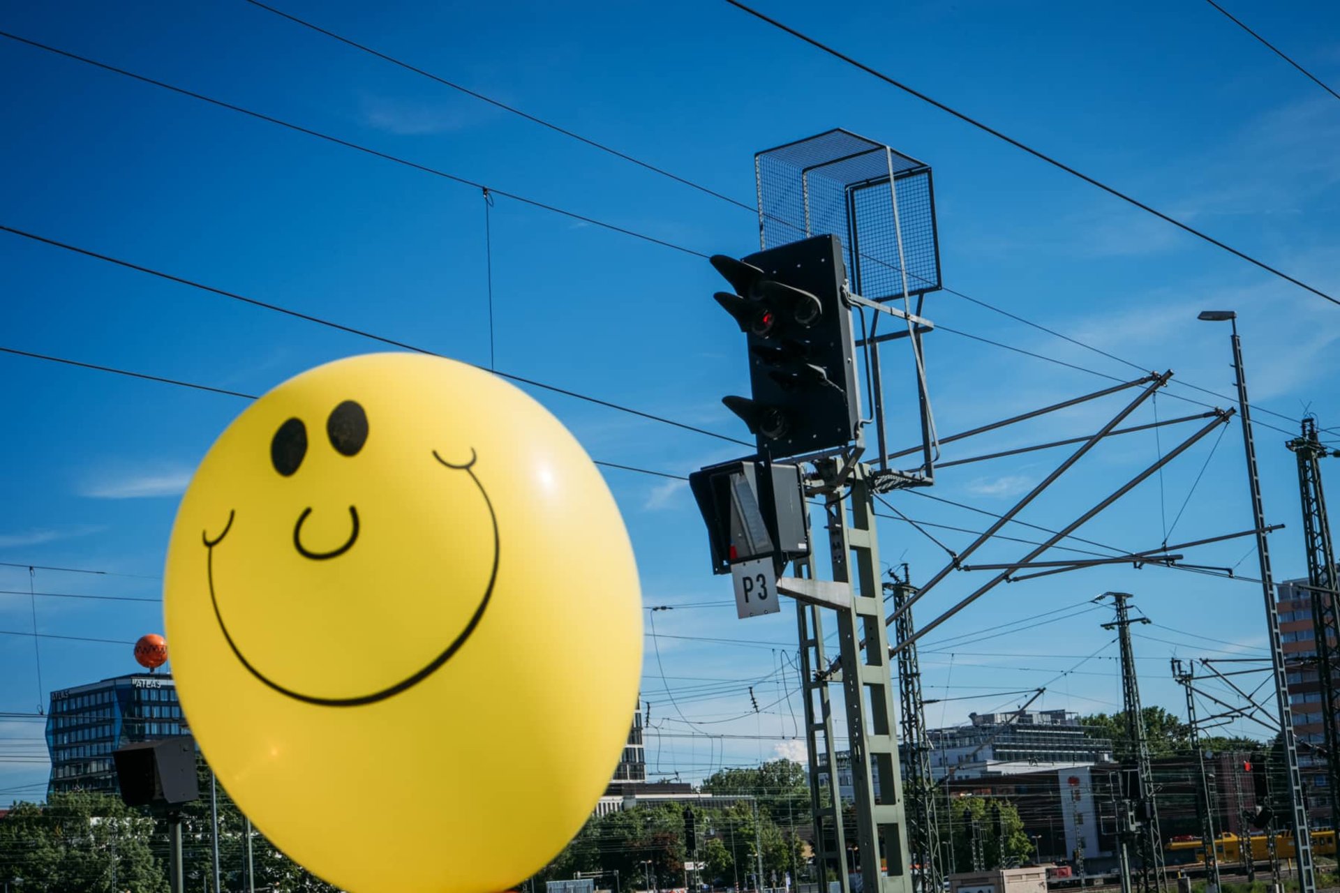 Ein gelber Luftballon mit einem lachenden Gesicht