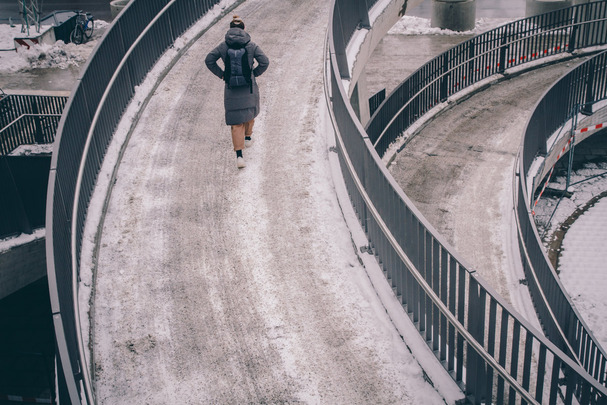 Eine Person läuft über den Arnulfsteg in München