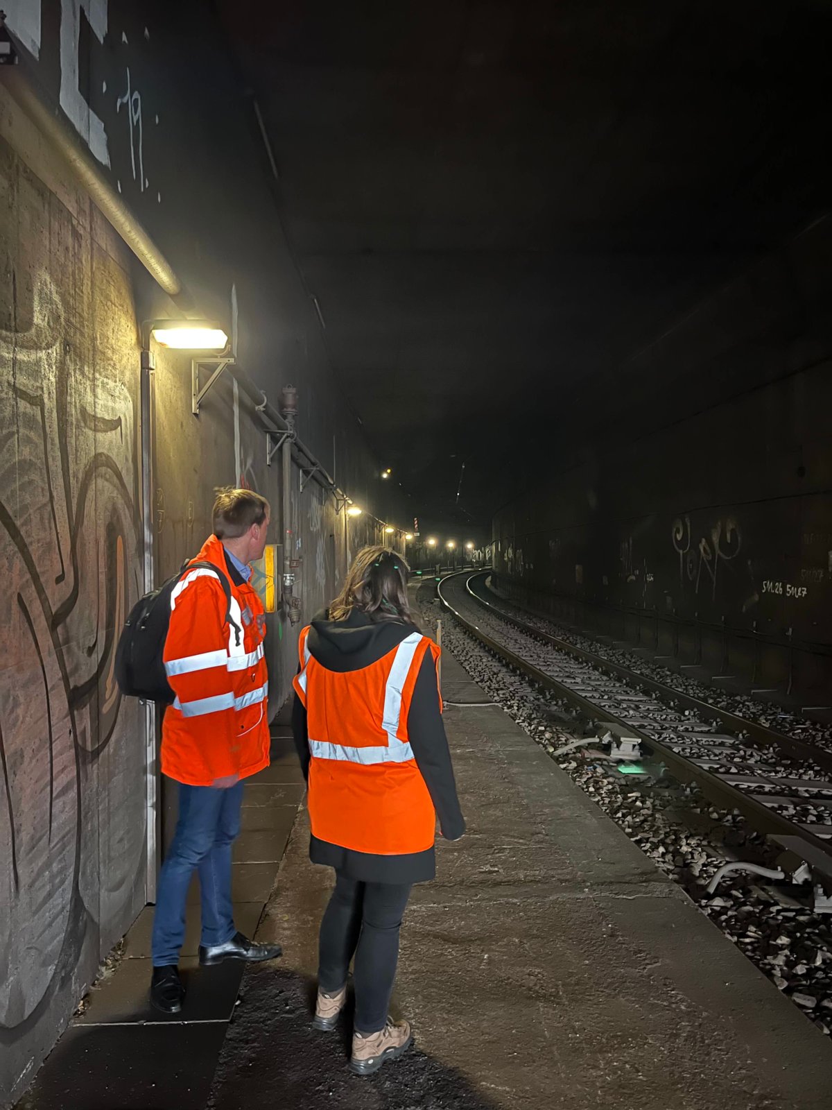 Mitarbeitende der S-Bahn München betreten den Stammstreckentunnel