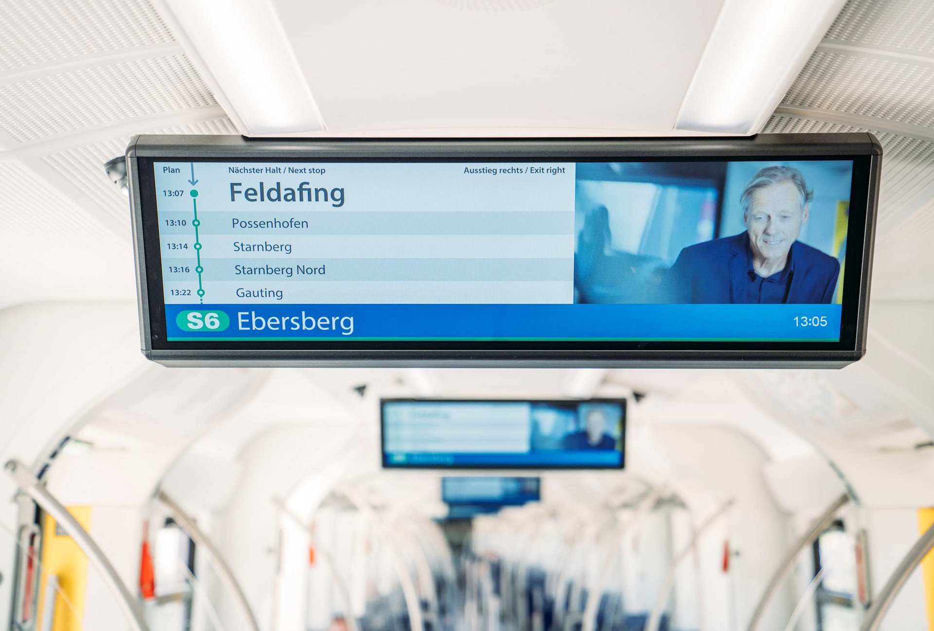 Ein Deckenbildschirm in der modernisierten S-Bahn