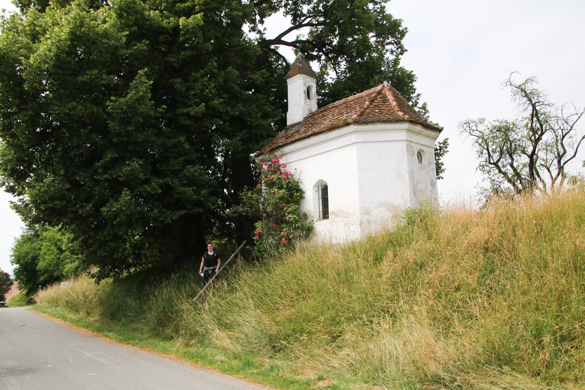Kapelle am Rande eines Wanderwegs
