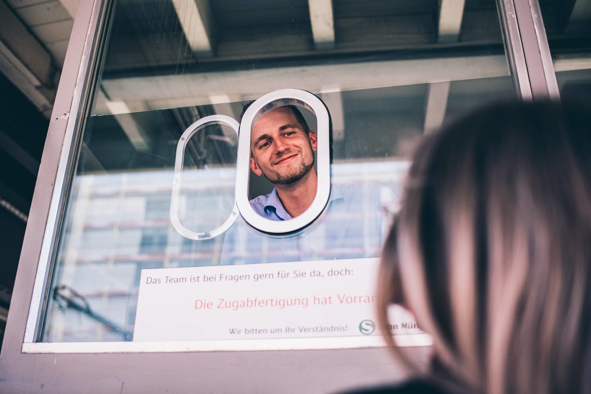 Ein Mitarbeitender der S-Bahn München schaut aus seiner Bahnsteigkanzel