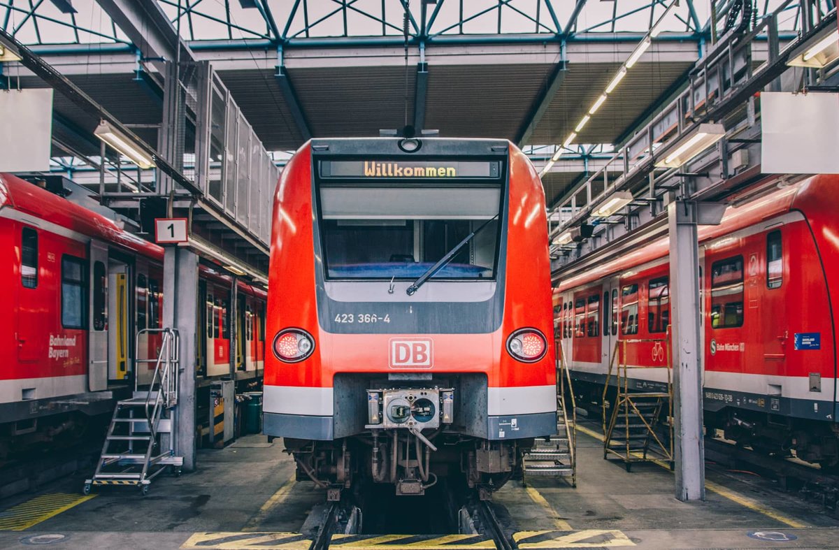 S-Bahn-Züge im Werk Steinhausen