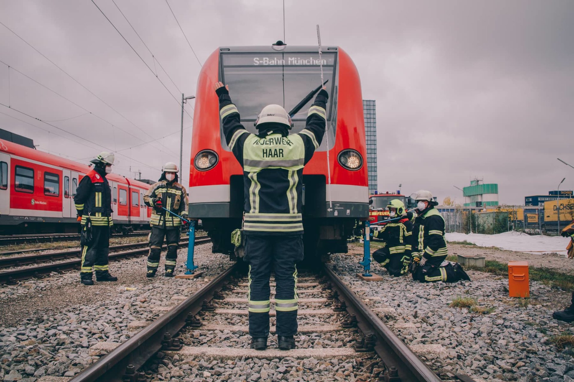 Die Feuerwehr trainiert einen Einsatz an einer S-Bahn