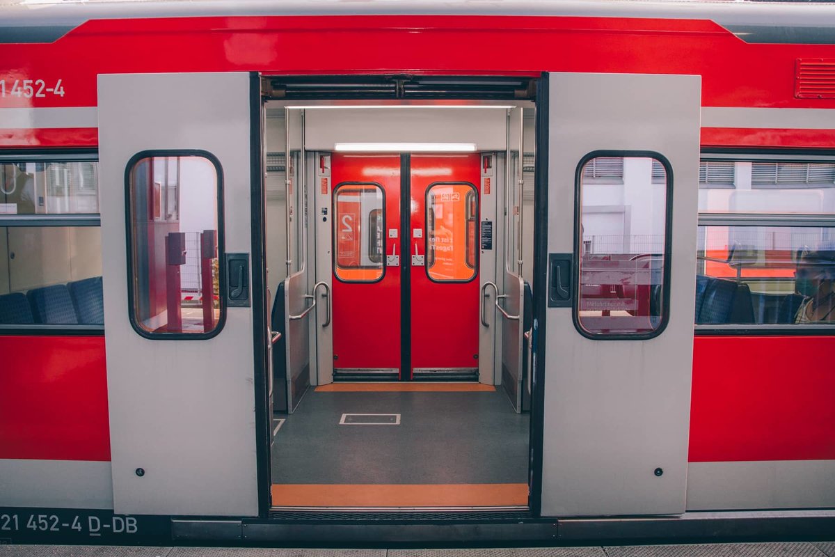 Geöffnete Türe eines ET420 der S-Bahn München